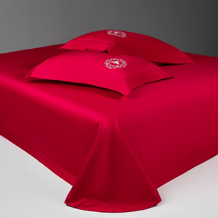 91家纺网 家纺一手货源 找家纺 莉迪娅 2026新款50s双股长绒棉纯色简约绣花床单三件套--小蜜蜂系列 中国红