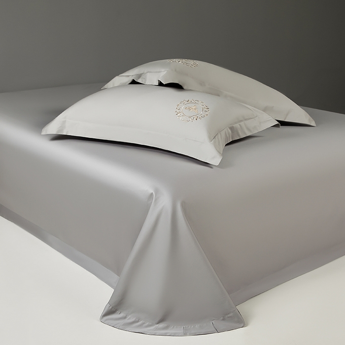 91家纺网 家纺一手货源 找家纺 莉迪娅 2026新款50s双股长绒棉纯色简约绣花床单三件套--小蜜蜂系列 高级灰