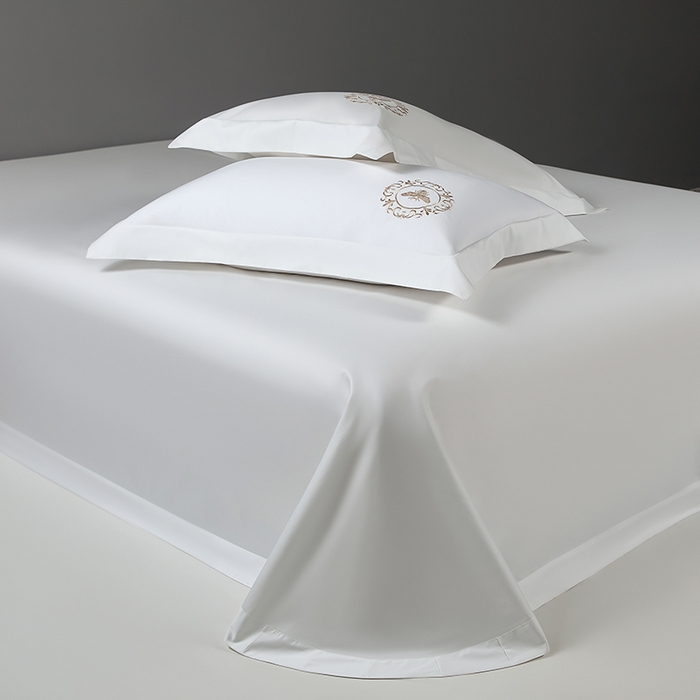 91家纺网 家纺一手货源 找家纺 莉迪娅 2026新款50s双股长绒棉纯色简约绣花床单三件套--小蜜蜂系列 珍珠白