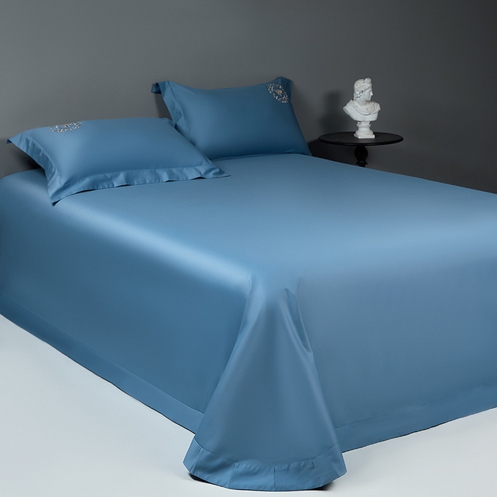 91家纺网 家纺一手货源 找家纺 莉迪娅 2026新款50s双股长绒棉纯色简约绣花床单三件套--小蜜蜂系列 海藻蓝