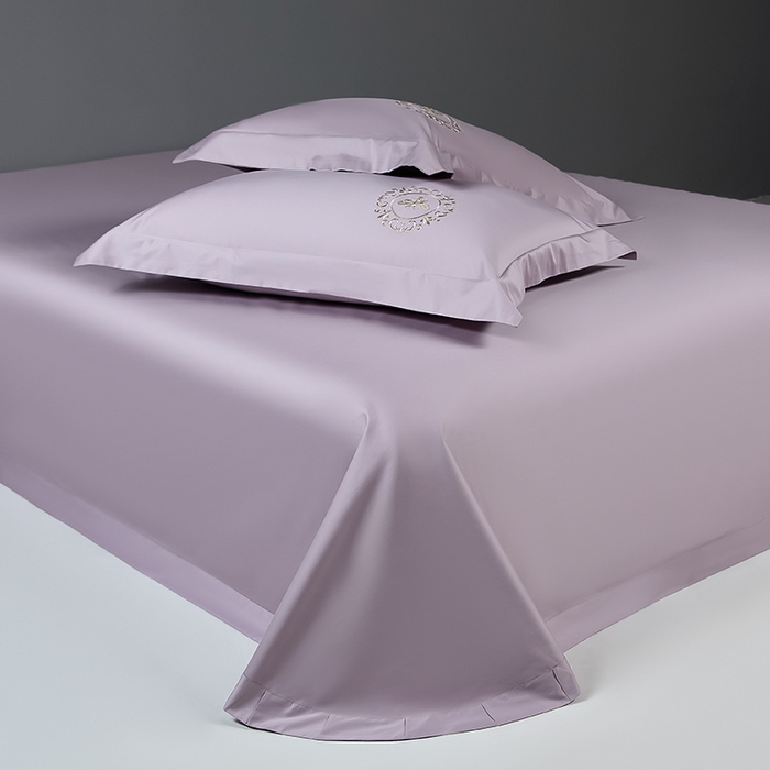 91家纺网 家纺一手货源 找家纺 莉迪娅 2026新款50s双股长绒棉纯色简约绣花床单三件套--小蜜蜂系列 香芋紫