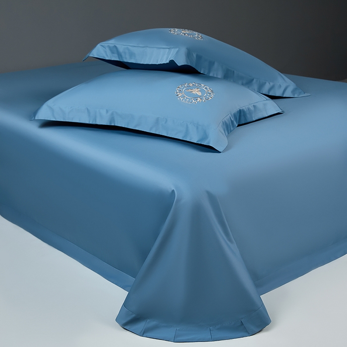 91家纺网 家纺一手货源 找家纺 莉迪娅 2026新款50s双股长绒棉纯色简约绣花床单三件套--小蜜蜂系列 海藻蓝