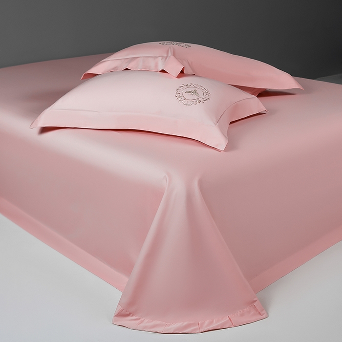 91家纺网 家纺一手货源 找家纺 莉迪娅 2026新款50s双股长绒棉纯色简约绣花床单三件套--小蜜蜂系列 樱红玉