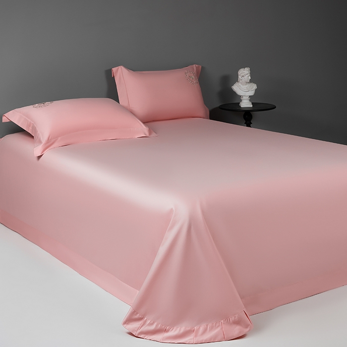 91家纺网 家纺一手货源 找家纺 莉迪娅 2026新款50s双股长绒棉纯色简约绣花床单三件套--小蜜蜂系列 樱红玉