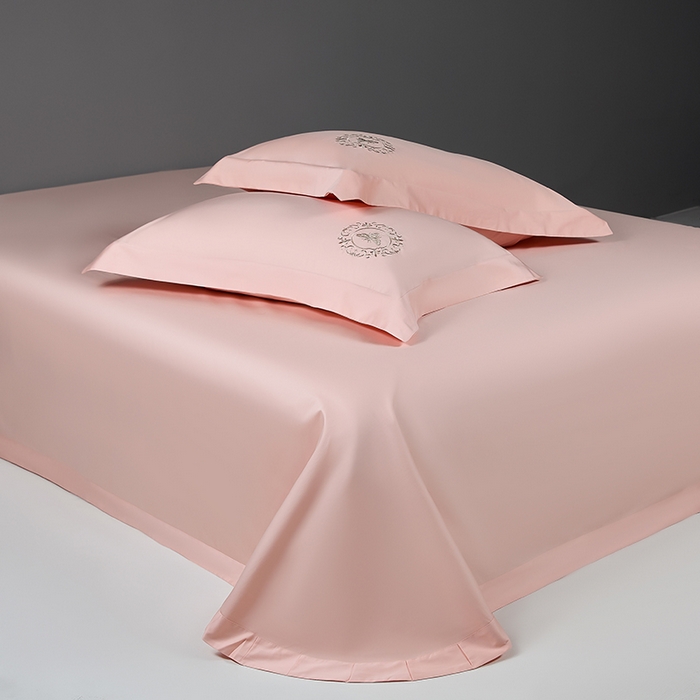 91家纺网 家纺一手货源 找家纺 莉迪娅 2026新款50s双股长绒棉纯色简约绣花床单三件套--小蜜蜂系列 香妃玉