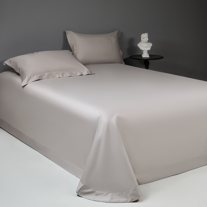 91家纺网 家纺一手货源 找家纺 莉迪娅 2026新款50s双股长绒棉纯色简约绣花床单三件套--小蜜蜂系列 水银灰