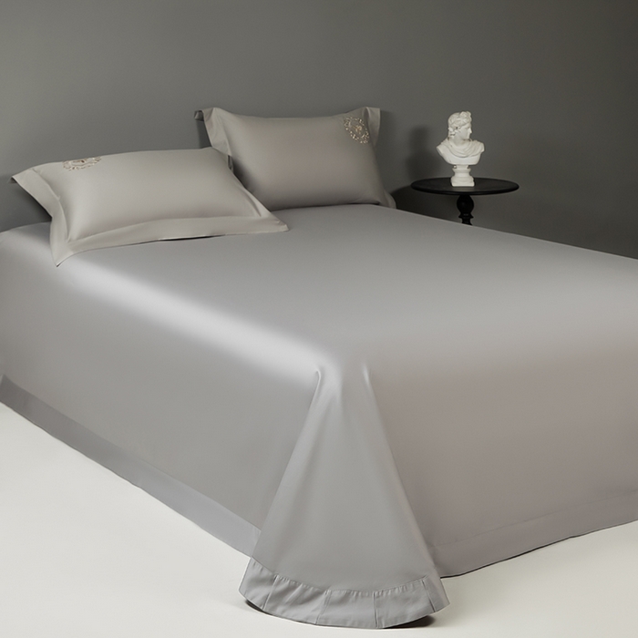 91家纺网 家纺一手货源 找家纺 莉迪娅 2026新款50s双股长绒棉纯色简约绣花床单三件套--小蜜蜂系列 高级灰