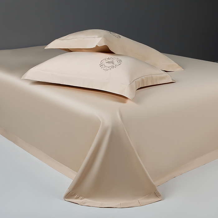 91家纺网 家纺一手货源 找家纺 莉迪娅 2026新款50s双股长绒棉纯色简约绣花床单三件套--小蜜蜂系列 香槟金