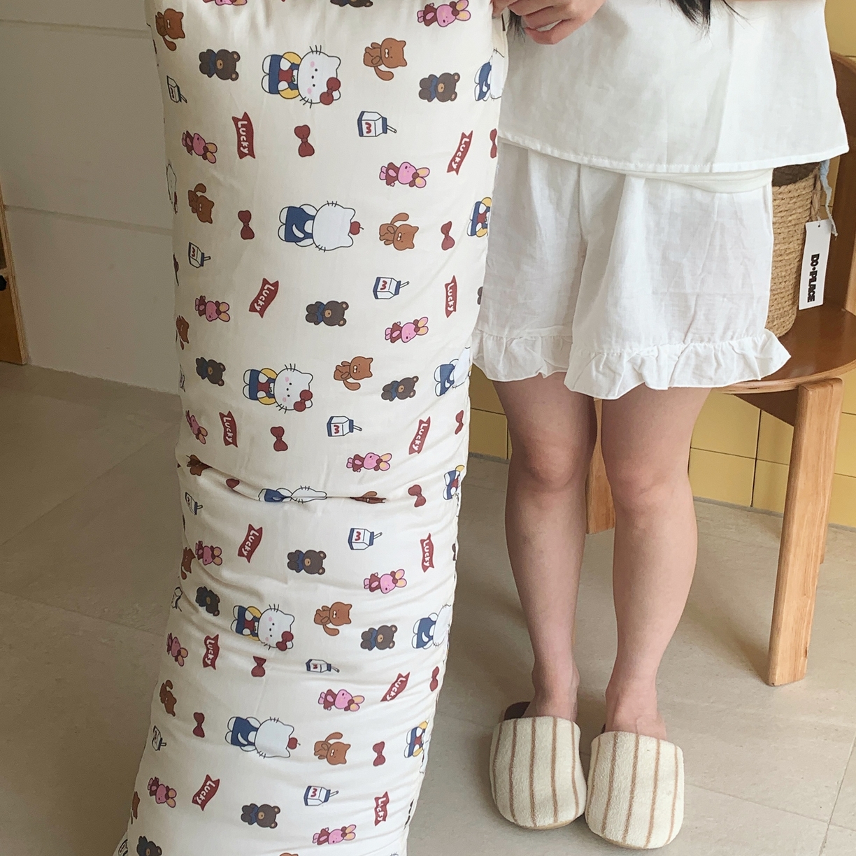 91家纺网 家纺一手货源 找家纺 桃喜 2026新款全棉双层纱巨无霸长抱枕 双层纱长抱枕-背带裤小猫