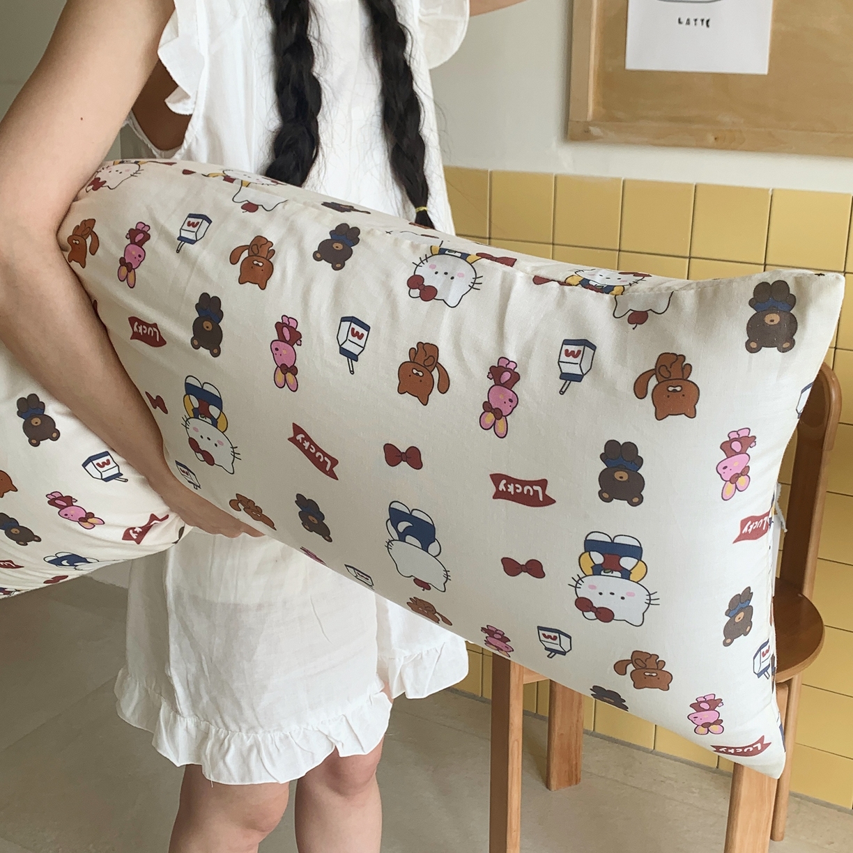 91家纺网 家纺一手货源 找家纺 桃喜 2026新款全棉双层纱巨无霸长抱枕 双层纱长抱枕-背带裤小猫