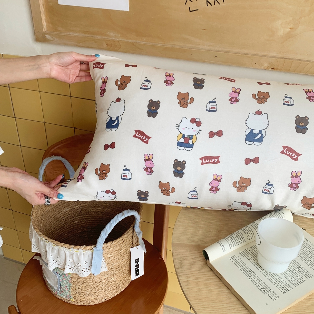 91家纺网 家纺一手货源 找家纺 桃喜 2026新款全棉双层纱巨无霸长抱枕 双层纱长抱枕-背带裤小猫