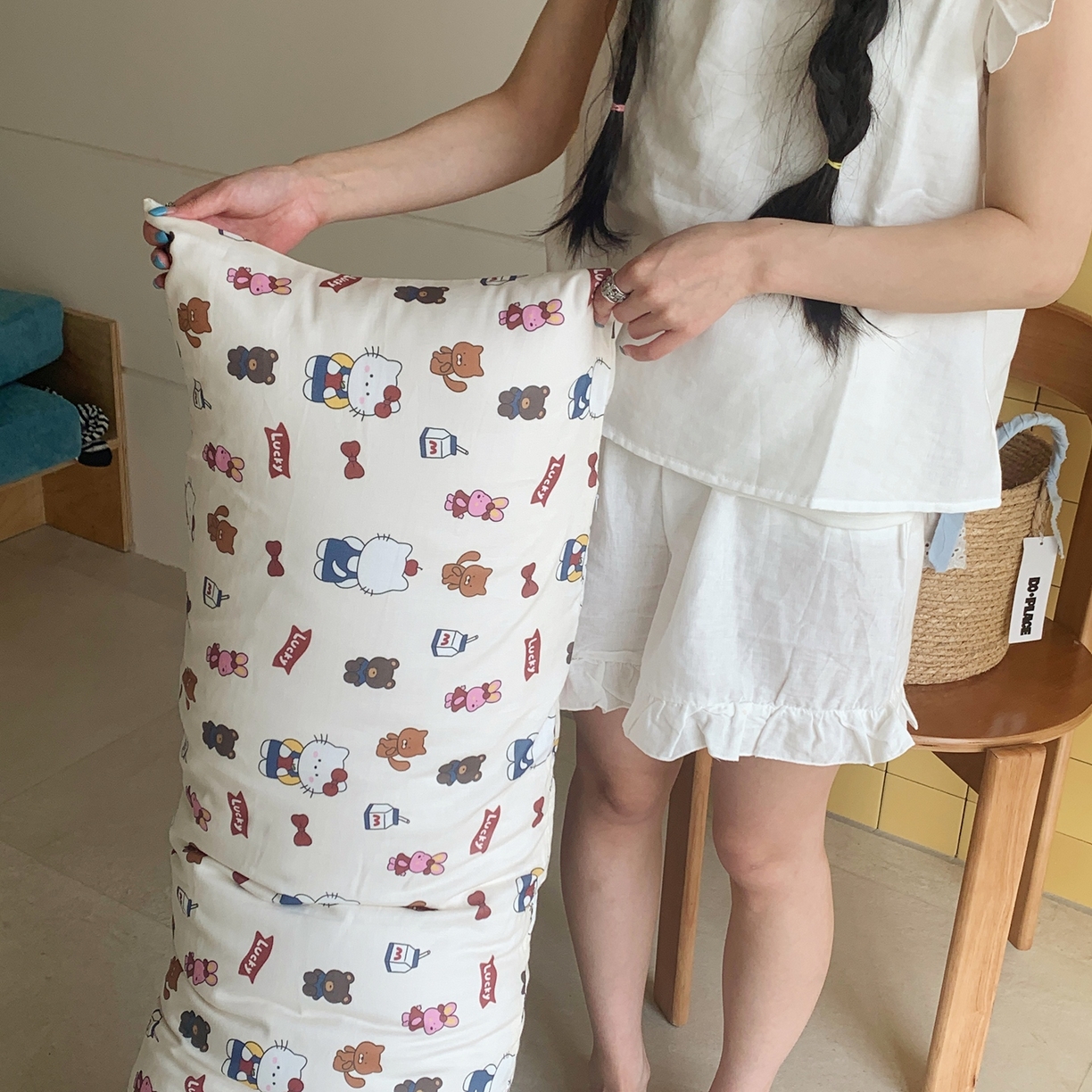 91家纺网 家纺一手货源 找家纺 桃喜 2026新款全棉双层纱巨无霸长抱枕 双层纱长抱枕-背带裤小猫