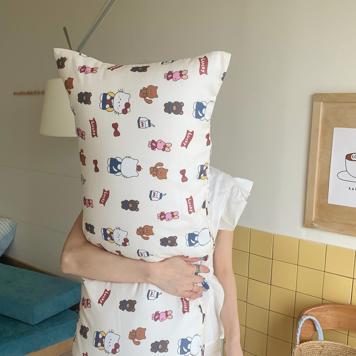 91家纺网 家纺一手货源 找家纺 桃喜 2026新款全棉双层纱巨无霸长抱枕 双层纱长抱枕-背带裤小猫