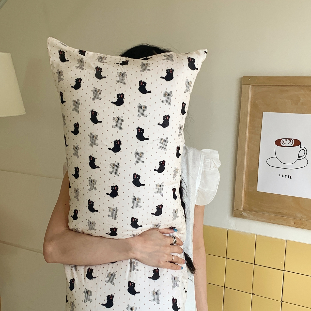 91家纺网 家纺一手货源 找家纺 桃喜 2026新款全棉双层纱巨无霸长抱枕 双层纱长抱枕-波点小黑猫