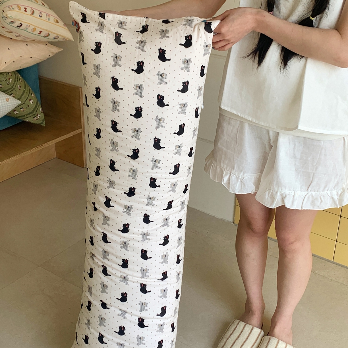 91家纺网 家纺一手货源 找家纺 桃喜 2026新款全棉双层纱巨无霸长抱枕 双层纱长抱枕-波点小黑猫