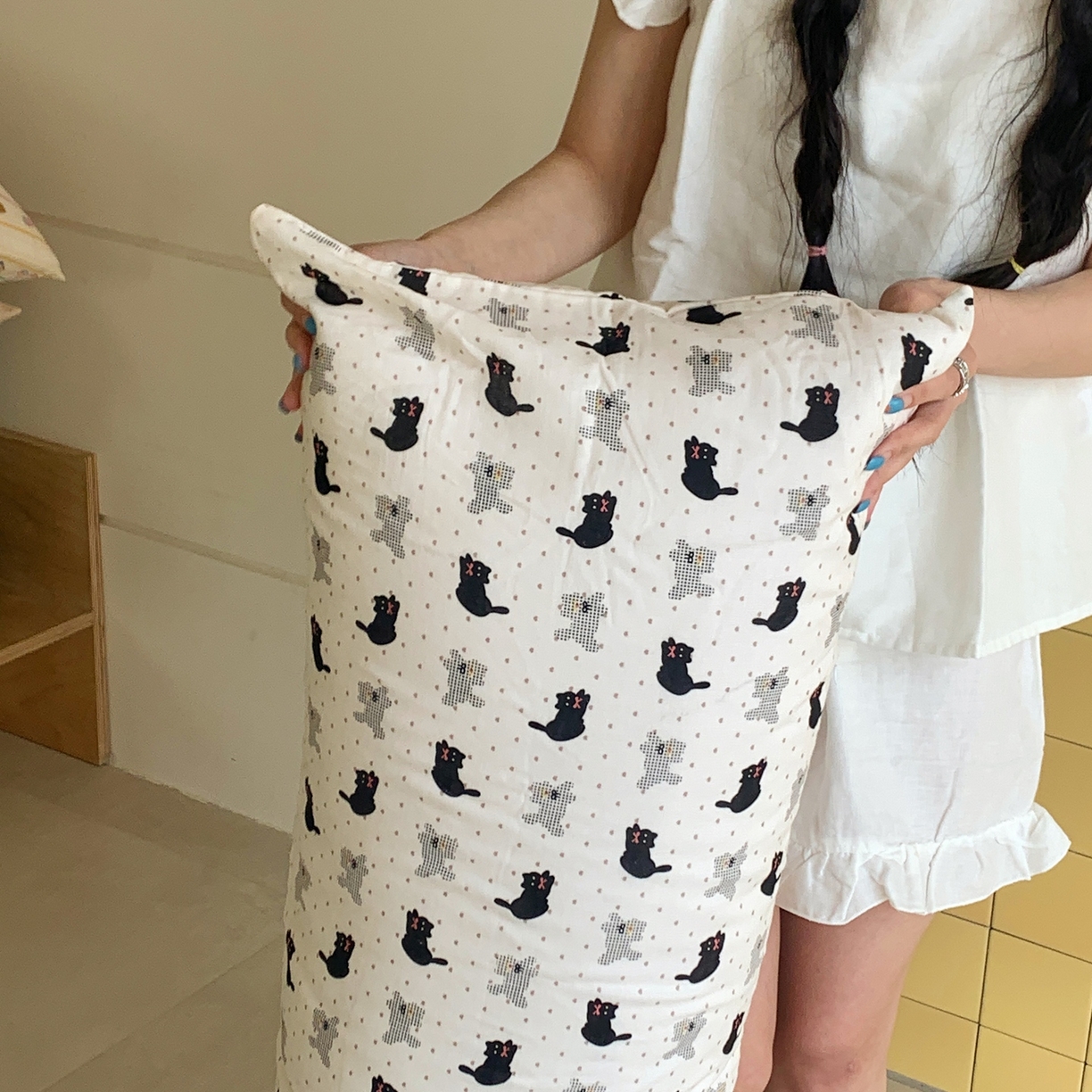 91家纺网 家纺一手货源 找家纺 桃喜 2026新款全棉双层纱巨无霸长抱枕 双层纱长抱枕-波点小黑猫