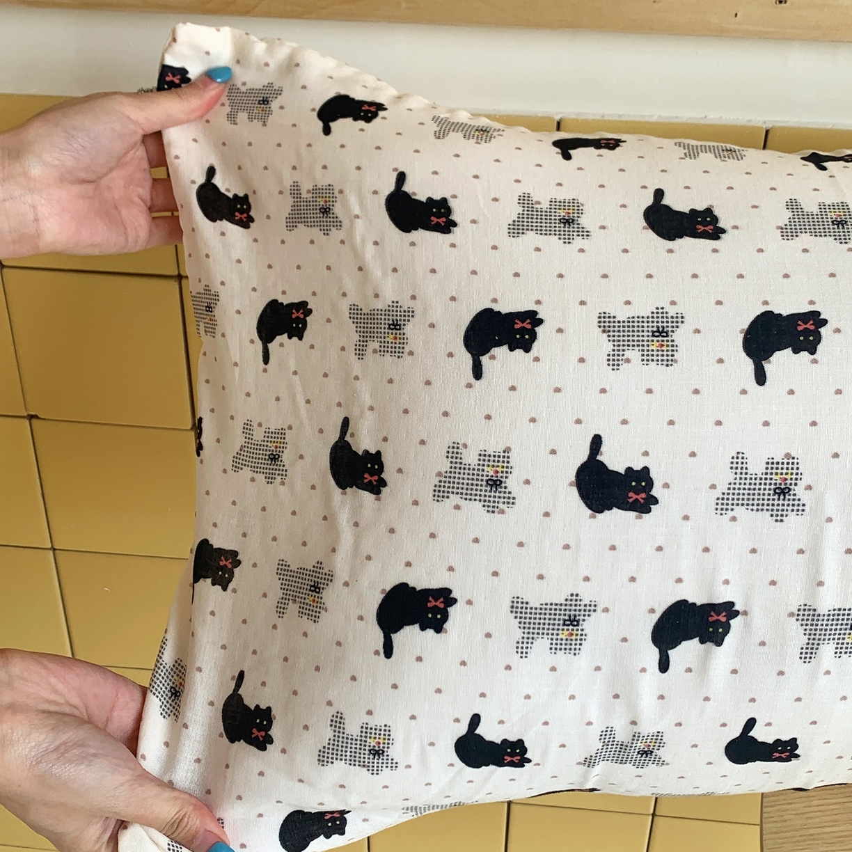 91家纺网 家纺一手货源 找家纺 桃喜 2026新款全棉双层纱巨无霸长抱枕 双层纱长抱枕-波点小黑猫