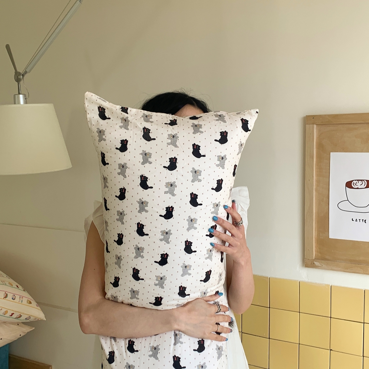 91家纺网 家纺一手货源 找家纺 桃喜 2026新款全棉双层纱巨无霸长抱枕 双层纱长抱枕-波点小黑猫