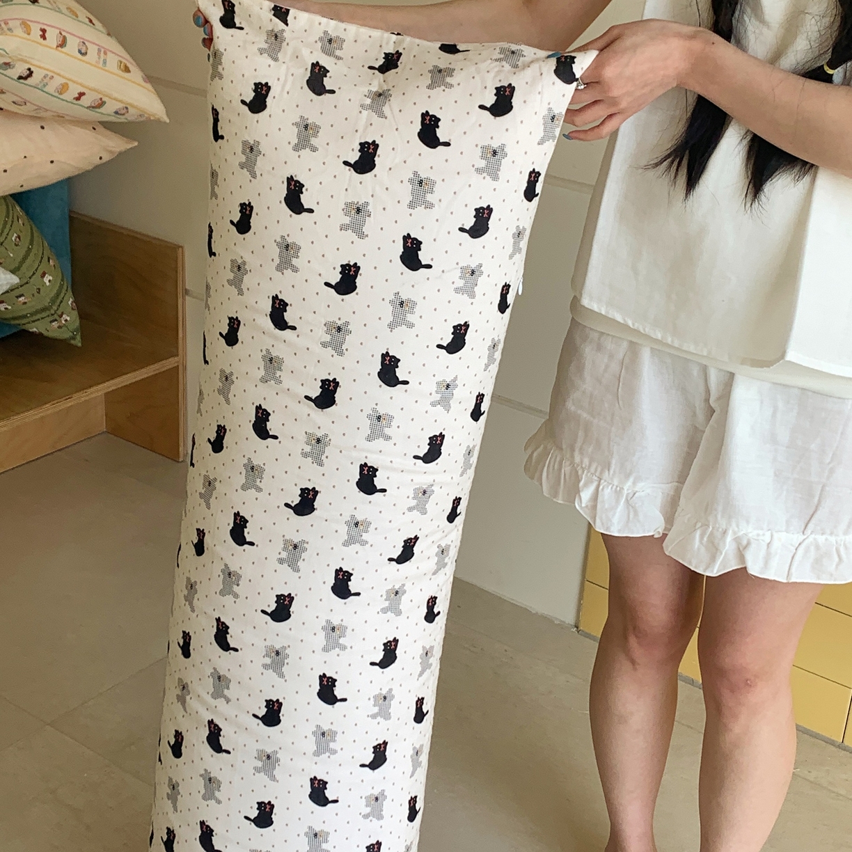 91家纺网 家纺一手货源 找家纺 桃喜 2026新款全棉双层纱巨无霸长抱枕 双层纱长抱枕-波点小黑猫