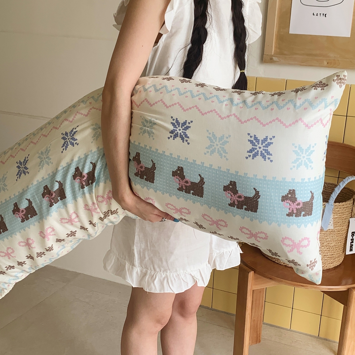 91家纺网 家纺一手货源 找家纺 桃喜 2026新款全棉双层纱巨无霸长抱枕 双层纱长抱枕-费尔岛狗狗蓝