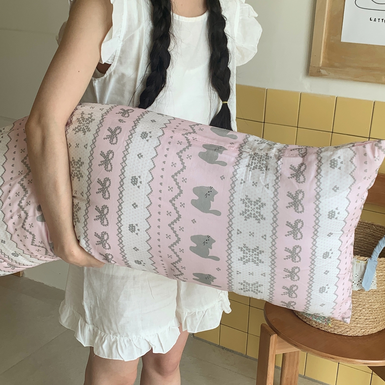 91家纺网 家纺一手货源 找家纺 桃喜 2026新款全棉双层纱巨无霸长抱枕 双层纱长抱枕-费尔岛小猫