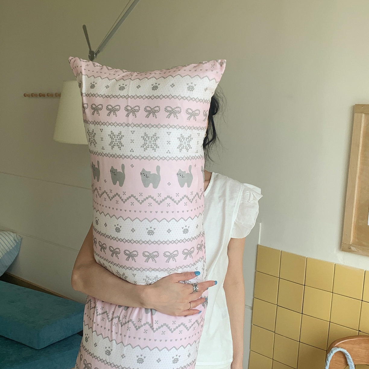 91家纺网 家纺一手货源 找家纺 桃喜 2026新款全棉双层纱巨无霸长抱枕 双层纱长抱枕-费尔岛小猫