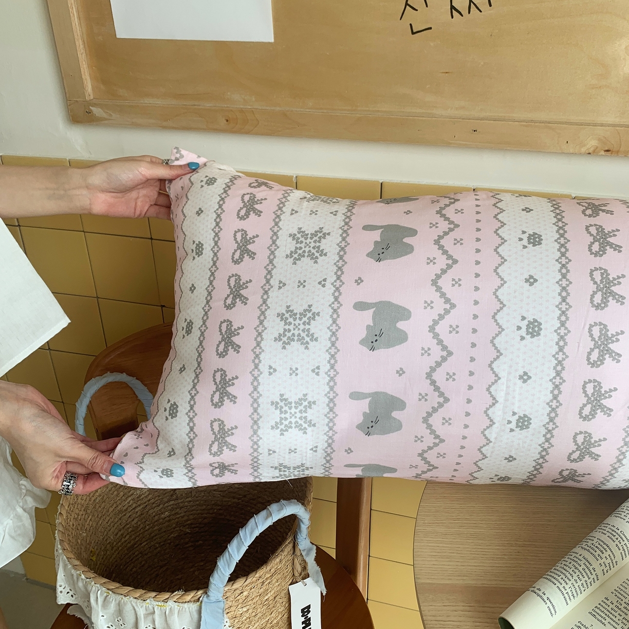 91家纺网 家纺一手货源 找家纺 桃喜 2026新款全棉双层纱巨无霸长抱枕 双层纱长抱枕-费尔岛小猫