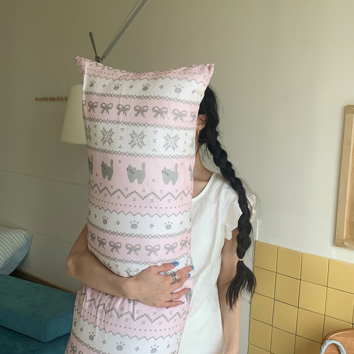 91家纺网 家纺一手货源 找家纺 桃喜 2026新款全棉双层纱巨无霸长抱枕 双层纱长抱枕-费尔岛小猫