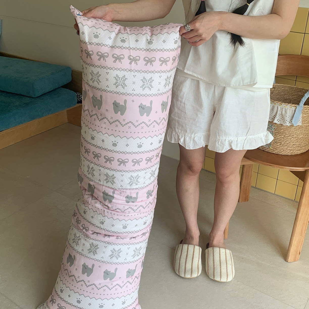 91家纺网 家纺一手货源 找家纺 桃喜 2026新款全棉双层纱巨无霸长抱枕 双层纱长抱枕-费尔岛小猫