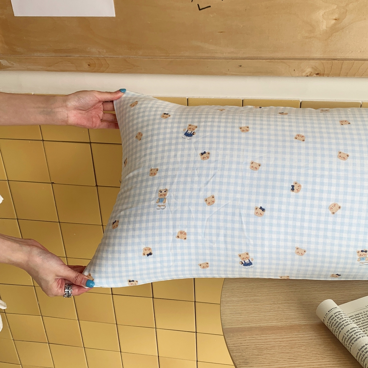 91家纺网 家纺一手货源 找家纺 桃喜 2026新款全棉双层纱巨无霸长抱枕 双层纱长抱枕-蓝格小熊