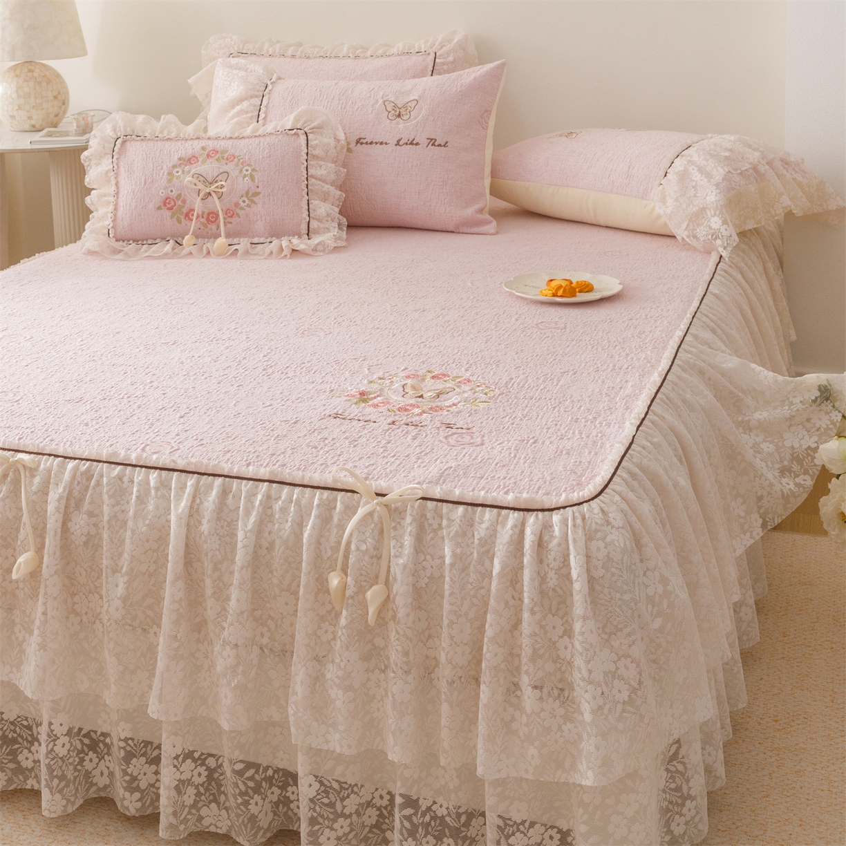 91家纺网 家纺一手货源 找家纺 好儿喜家纺 2026新款软凉席空调软席乙纶凉席床裙可机洗夏被夏凉被空调被四件套-漫夏系列 漫夏-浅粉