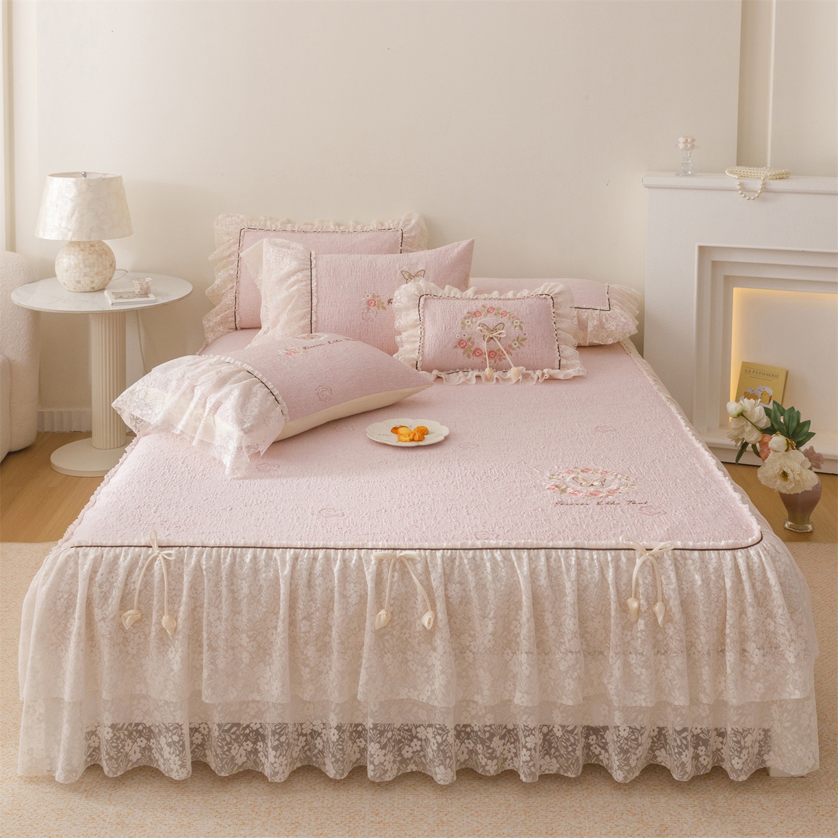 91家纺网 家纺一手货源 找家纺 好儿喜家纺 2026新款软凉席空调软席乙纶凉席床裙可机洗夏被夏凉被空调被四件套-漫夏系列 漫夏-浅粉