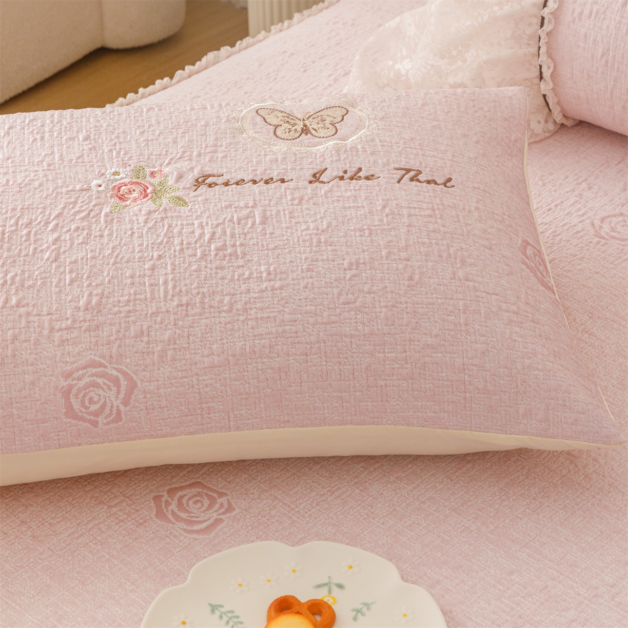 91家纺网 家纺一手货源 找家纺 好儿喜家纺 2026新款软凉席空调软席乙纶凉席床裙可机洗夏被夏凉被空调被四件套-漫夏系列 漫夏-浅粉