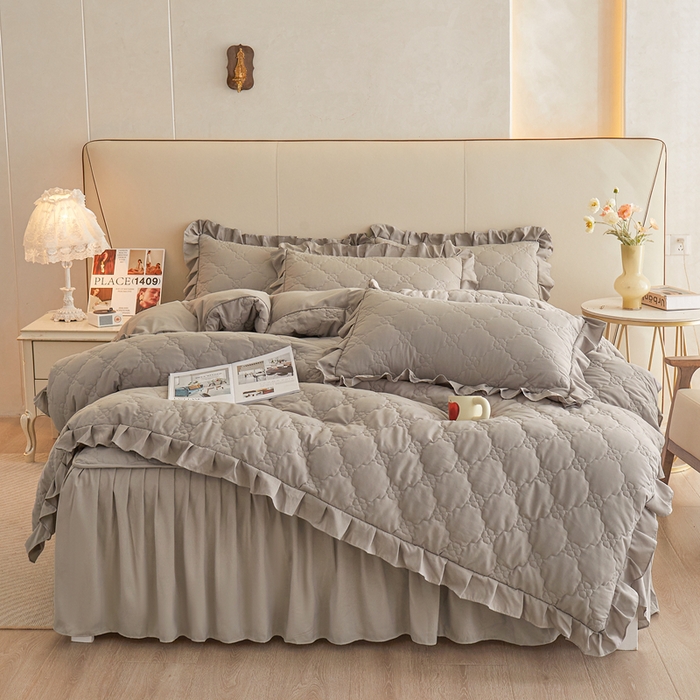 91家纺网 家纺一手货源 找家纺 怡源梦 2026新款幸运草夹棉床裙四件套 幸运草-灰色