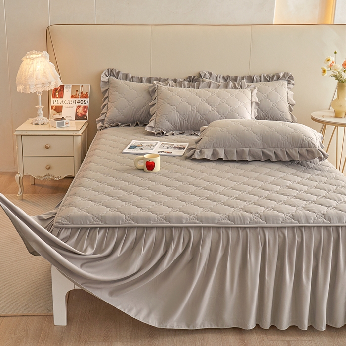 91家纺网 家纺一手货源 找家纺 怡源梦 2026新款幸运草夹棉床裙四件套 幸运草-灰色