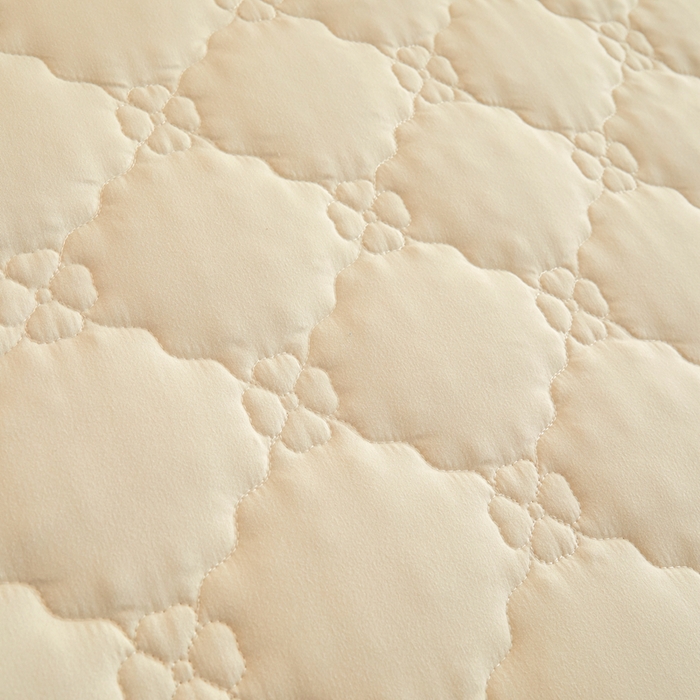 91家纺网 家纺一手货源 找家纺 怡源梦 2026新款幸运草夹棉床裙四件套 幸运草-米黄