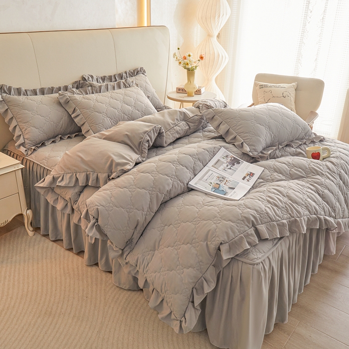 91家纺网 家纺一手货源 找家纺 怡源梦 2026新款幸运草夹棉床裙四件套 幸运草-灰色