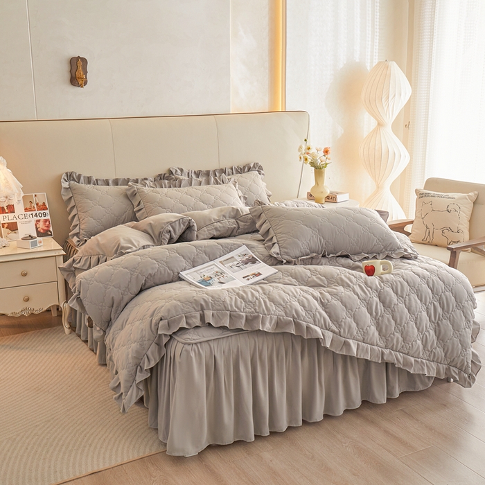 91家纺网 家纺一手货源 找家纺 怡源梦 2026新款幸运草夹棉床裙四件套 幸运草-灰色