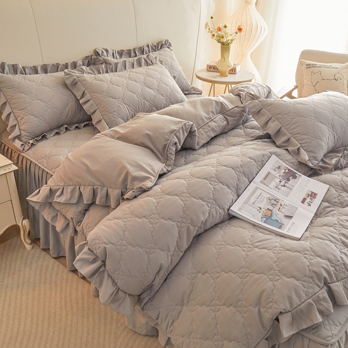 91家纺网 家纺一手货源 找家纺 怡源梦 2026新款幸运草夹棉床裙四件套 幸运草-灰色