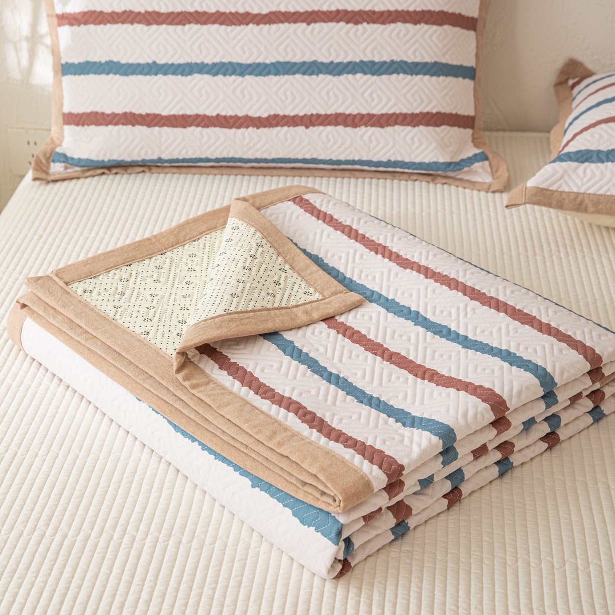 91家纺网 家纺一手货源 找家纺 雅萱家纺 2026春夏新款全棉老粗布床盖 床盖单件 床盖-条纹咖