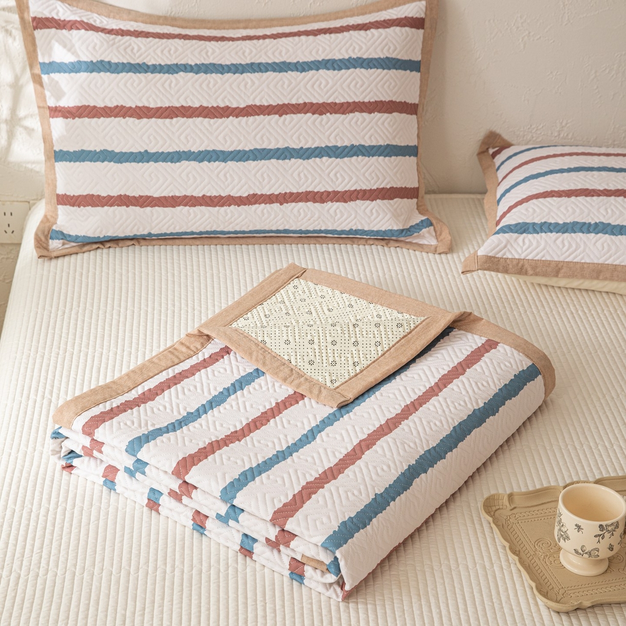 91家纺网 家纺一手货源 找家纺 雅萱家纺 2026春夏新款全棉老粗布床盖 床盖单件 床盖-条纹咖