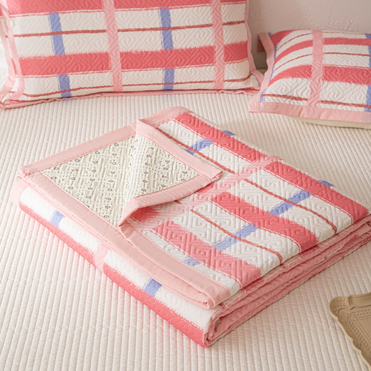 91家纺网 家纺一手货源 找家纺 雅萱家纺 2026春夏新款全棉老粗布床盖 床盖单件 床盖-格红