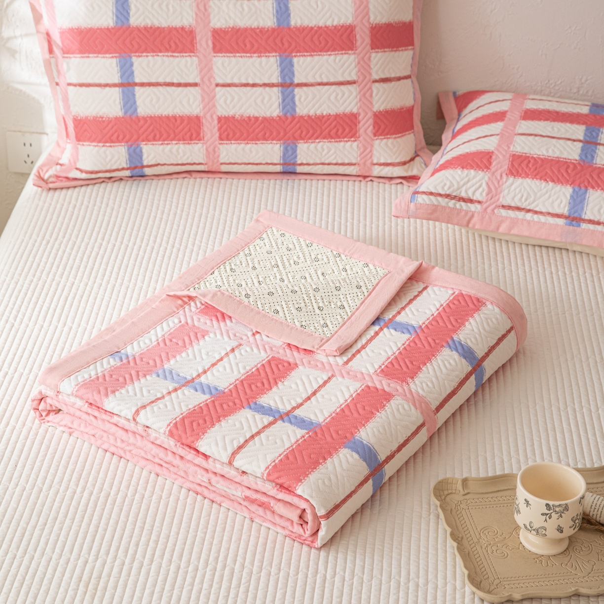 91家纺网 家纺一手货源 找家纺 雅萱家纺 2026春夏新款全棉老粗布床盖 床盖单件 床盖-格红