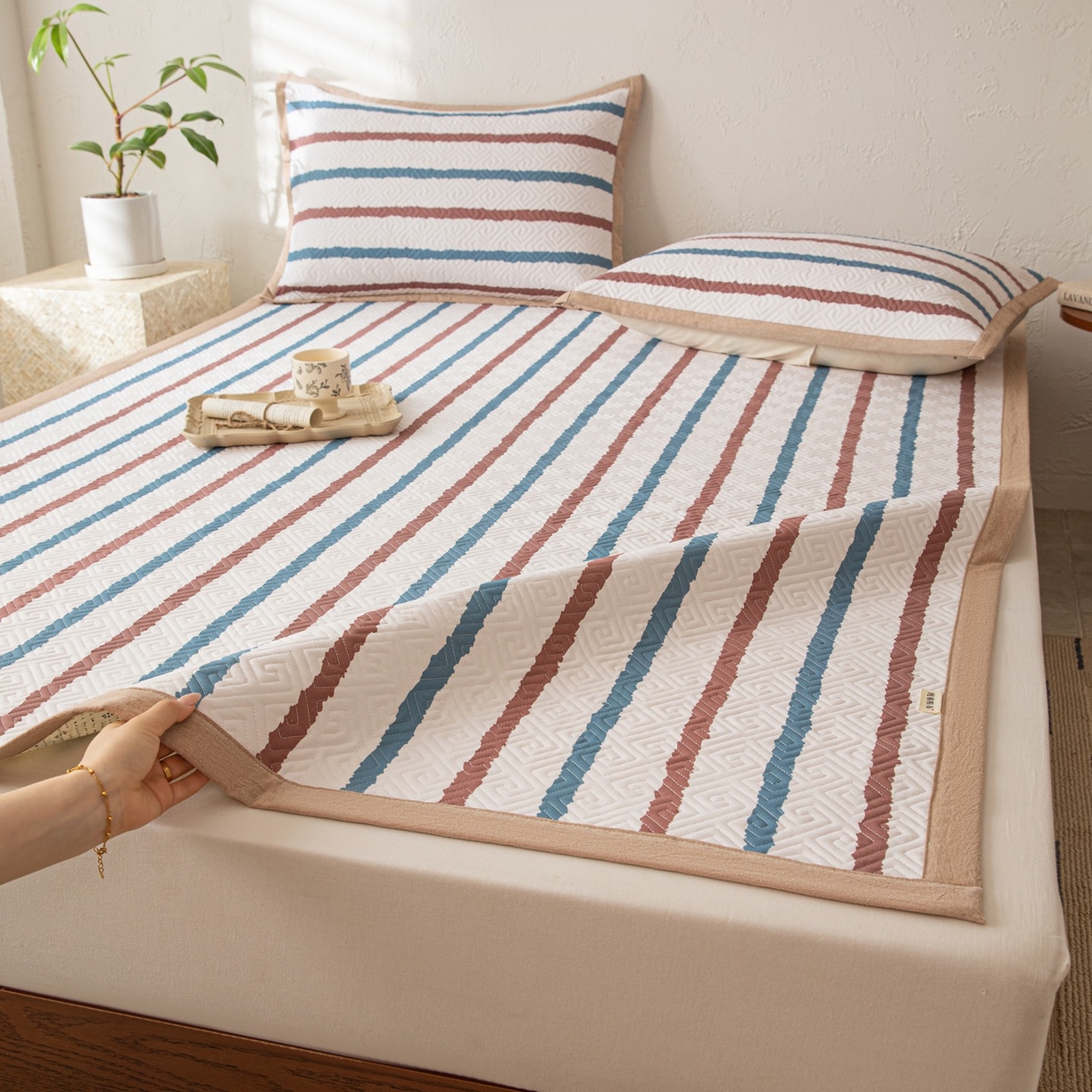 91家纺网 家纺一手货源 找家纺 雅萱家纺 2026春夏新款全棉老粗布软席凉席席子 软席-条纹咖