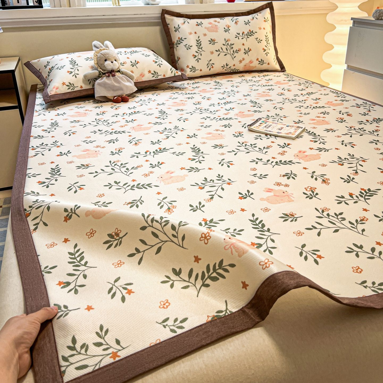 91家纺网 家纺一手货源 找家纺 女子家纺 2026新款费尔岛风冰丝凉席 叶叶兔眠