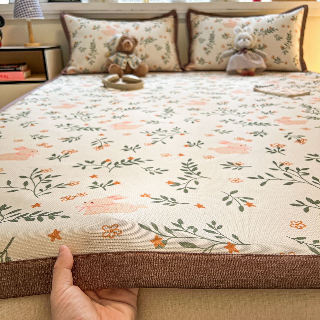 91家纺网 家纺一手货源 找家纺 女子家纺 2026新款费尔岛风冰丝凉席 叶叶兔眠