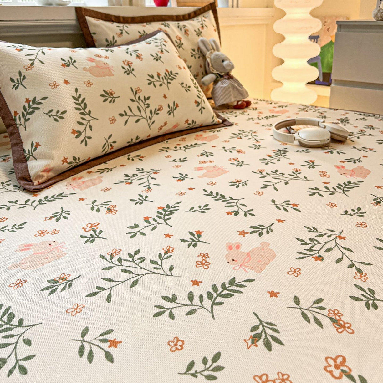 91家纺网 家纺一手货源 找家纺 女子家纺 2026新款费尔岛风冰丝凉席 叶叶兔眠