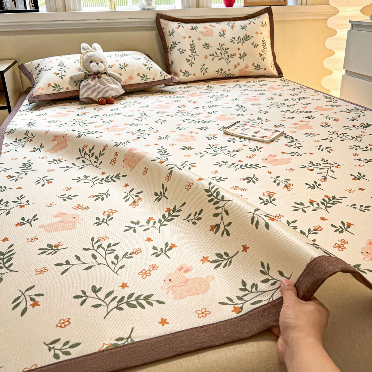 91家纺网 家纺一手货源 找家纺 女子家纺 2026新款费尔岛风冰丝凉席 叶叶兔眠