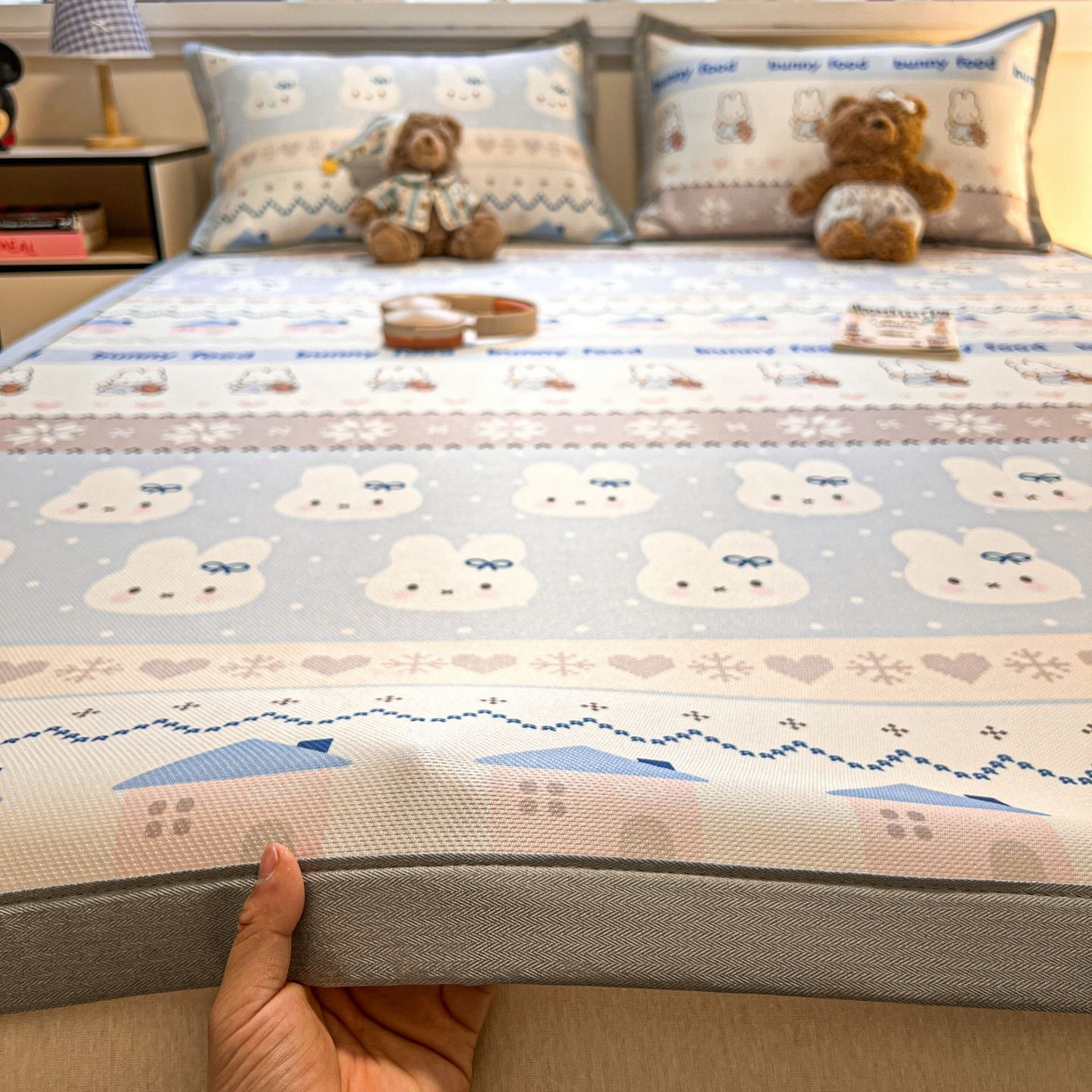 91家纺网 家纺一手货源 找家纺 女子家纺 2026新款费尔岛风冰丝凉席 蓝兔奶冻