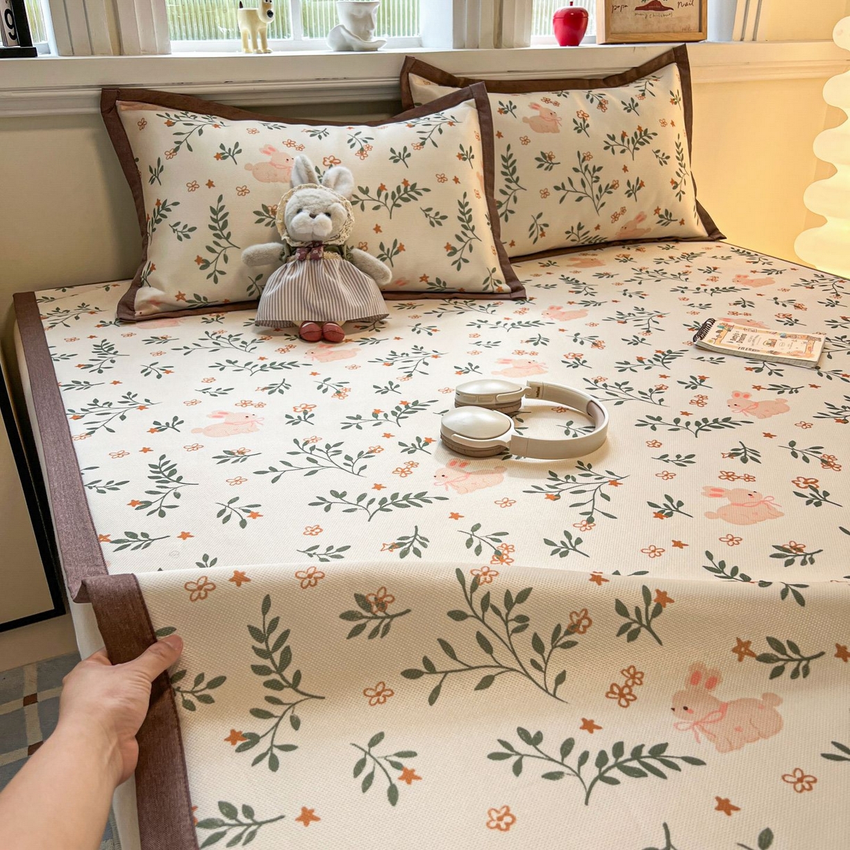 91家纺网 家纺一手货源 找家纺 女子家纺 2026新款费尔岛风冰丝凉席 叶叶兔眠